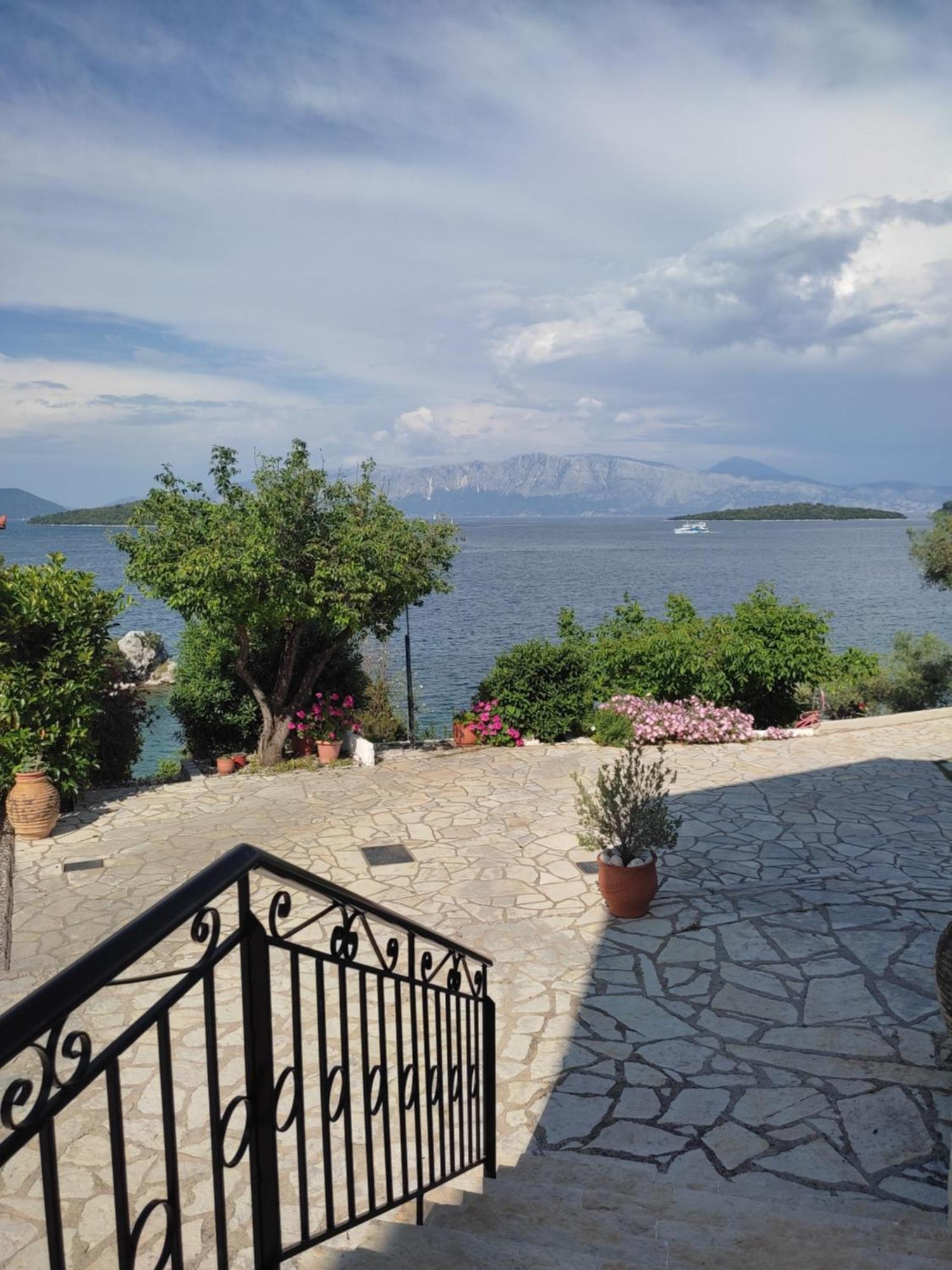 Villa Korakias Seaview à Yénion Extérieur photo